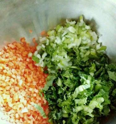 做一份美味可口的小白菜鸡蛋饼（掌握独特的小白菜鸡蛋饼做法，轻松做出家常美味）