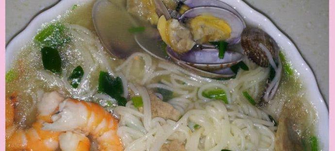 自制肉丸口感Q弹、配上新鲜海鲜味道更鲜美，教你轻松做出一碗浓郁的肉丸海鲜面。