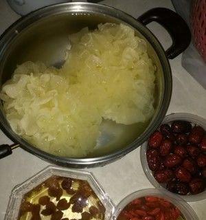 用雪耳红枣煮出甜蜜滋补的糖水（健康养生的糖水，轻松自制）