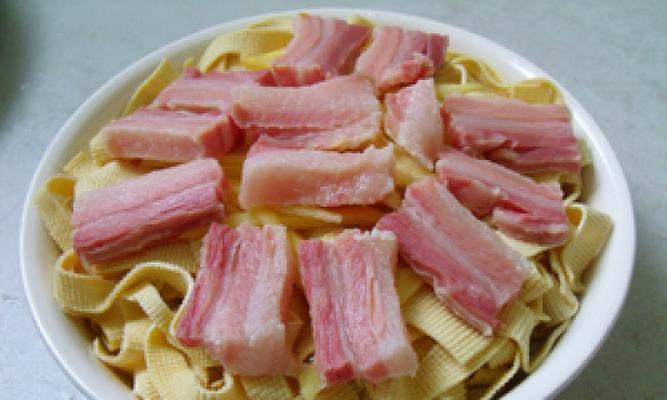 咸肉荷叶夹的做法（香气扑鼻，味道鲜美的荷叶夹——咸肉版）