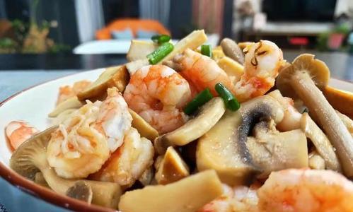 虾仁炒三鲜，口感鲜美，健康营养（海鲜佳肴，多种营养，轻松上桌）