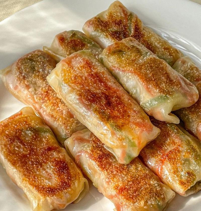 香煎土豆丝饼的制作方法（用新鲜土豆轻松制作美味饼，趁热食用更佳）