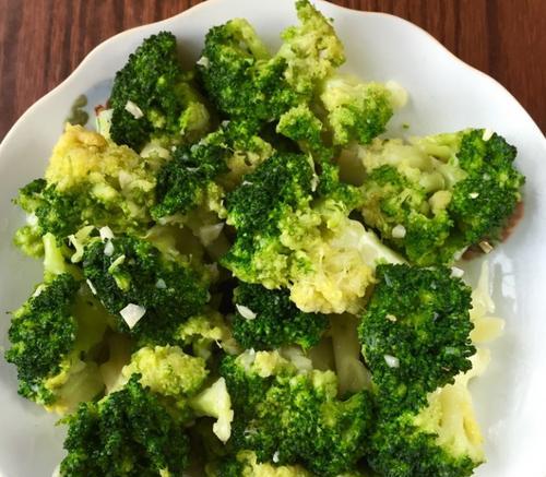 蒜泥西蓝花的做法（健康美味的蔬菜佳肴）