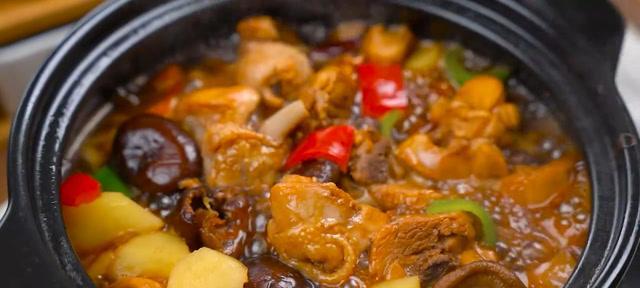 香辣黄焖鸡的做法（酥软多汁，口感丰富，用料简单，易于掌握）