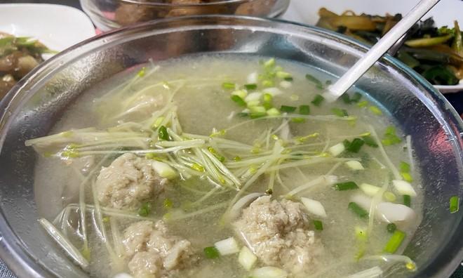 用豌豆肉圆煮出美味汤圆（家常味道，简单易学）