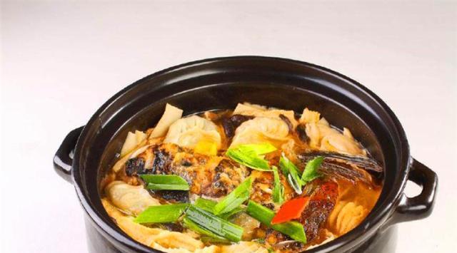 砂锅鱼头火锅，鲜香可口的家常美食（做法简单，食材新鲜，富含营养，为您的家庭增添幸福味道）