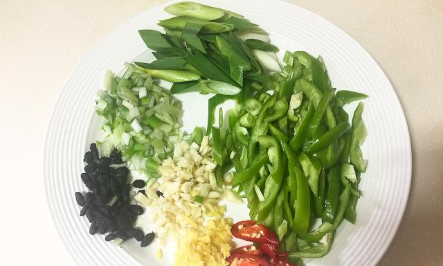 雪菜炒黄豆芽做法大揭秘（做出口感鲜美的雪菜炒黄豆芽，美味不容错过！）