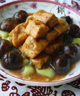 香菇炖豆腐，味道清香可口（家常菜肴的制作，健康营养的享受）