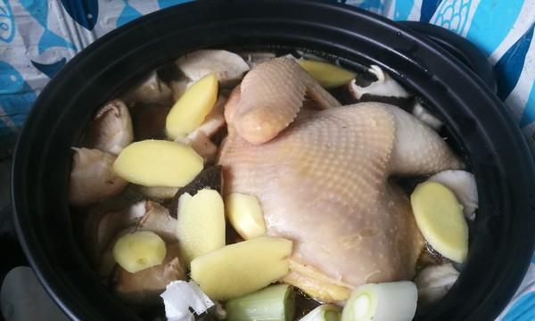 喝上一碗土锅原味香菇鸡汤，暖心又美味