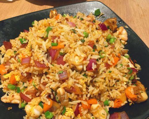 一口香浓的泰式皇炒饭（用新鲜食材做出美味的皇炒饭）