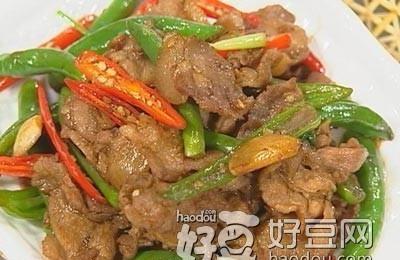 五花肉炒美人椒的家常做法（入口爽口，口感丰富的美味佳肴）
