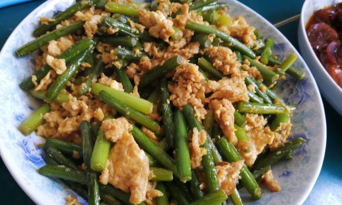 蒜薹炒鸡蛋，清爽美味（家常小炒菜，简单易学）