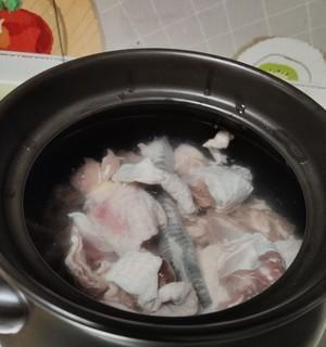 砂锅土鸡汤，营养美味滋补！（从选材到制作，教你做一碗暖心的土鸡汤）