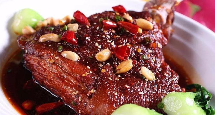 让你秒变厨神的香辣霸王肘子做法（简单易学，家庭美食必备）