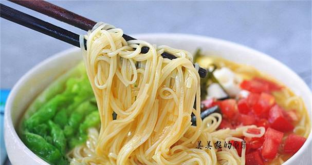 美味可口的手工拉面制作技巧（从原材料到制作方法，教你一步步做出顶级手工拉面）