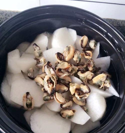 蒜香淡菜的做法（做出口感清新爽口的淡菜佳肴）