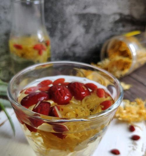 探秘雪梨红枣菊花茶的做法（营养丰富，口感独特，享受健康饮品的乐趣）