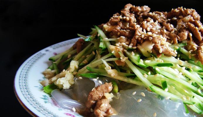 美味又健康，肉丝炒拉皮的做法大揭秘！（口感鲜美营养丰富，这道菜让你爱上吃素！）