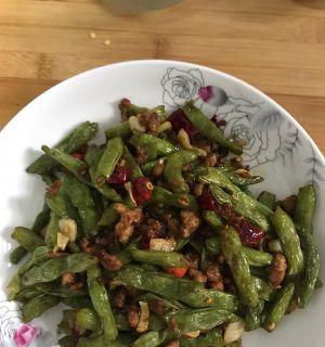 香炒四季豆配上浓郁蒜香——家常美食！（教你如何用蒜头炒出色香味俱佳的四季豆）