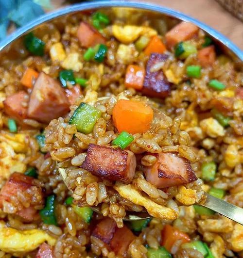 口感绝佳的鸭肠火腿蛋炒饭（炒饭之道，以鸭肠为主角）