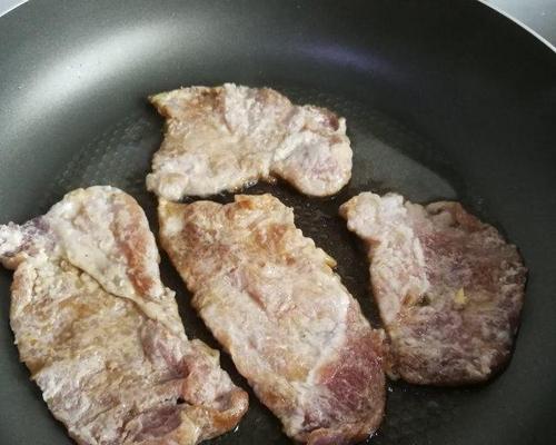 用蒜蓉煎猪排，美味可口！（快速简便的美食，煮猪排的秘诀在这里！）