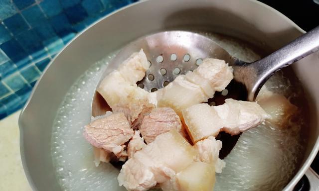 猪肉萝卜汤的做法（家常养生汤，简单又美味）