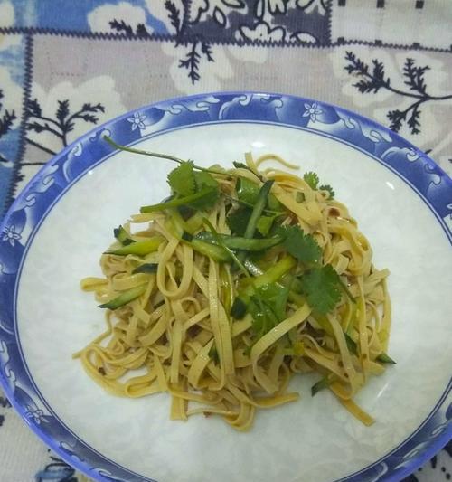 健康美味——以豌豆苗拌干豆腐丝（滋味十足的素食佳肴，轻松健康一秒钟）