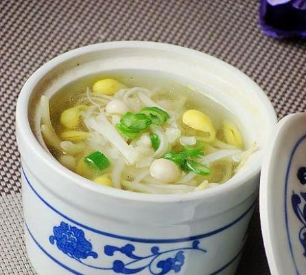 用鲜菇煲鸡汁，滋味鲜美（一道营养丰富的家常菜）