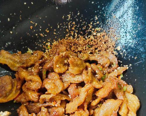 教你如何炸出香脆五花肉（掌握最佳的五花肉油炸技巧，让你家常炸菜更加美味可口）