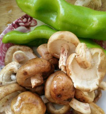 尖椒蘑菇炒肉的家常做法（肉嫩口感好，尖椒蘑菇口感鲜美）