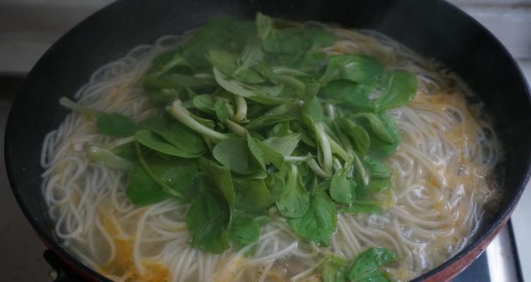 做一碗香椿肉丝面，让你享受美味的同时也养生（学会这个家常做法，让你随时能吃到美味的香椿肉丝面）