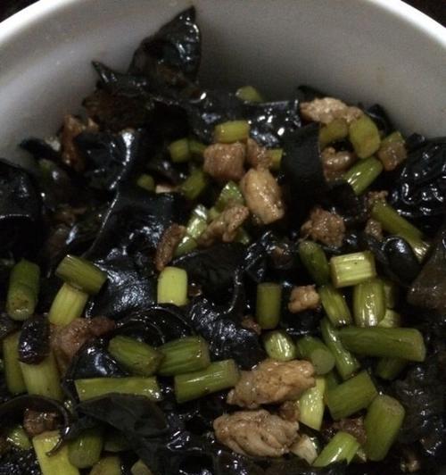 美味又健康，肉炒蒜苔木耳（一道独具风味的健康菜肴）
