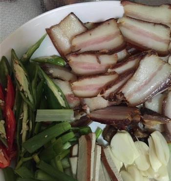 学会制作香辣回锅腊肉，饕餮美味尽在口中（自家烹制更健康，清爽夏日必备佳肴）