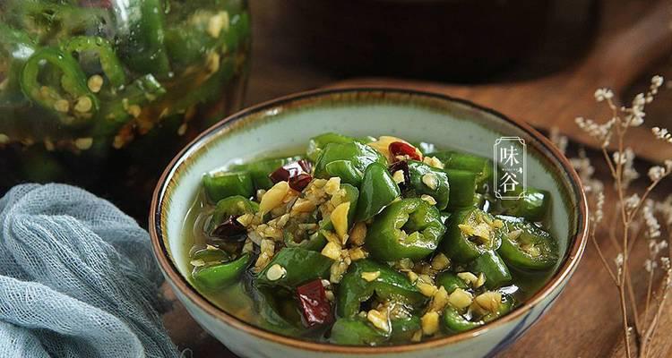 美味可口的腌制线椒——线椒腌制方法详解（线椒、盐、糖、姜片，这些材料让你做出美味的腌制线椒！）
