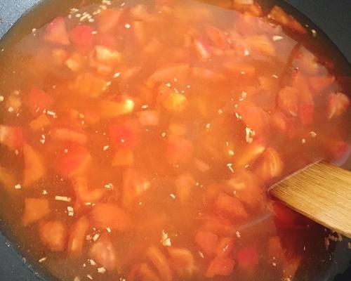用西红柿炖出美味鱼块（健康美食的制作方法，附详细步骤）