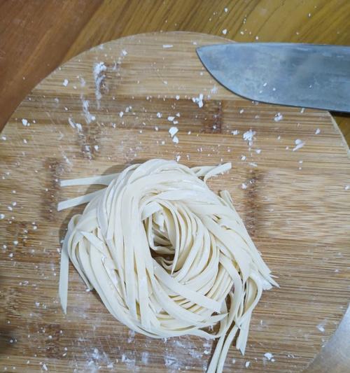 手擀面条的制作方法（如何制作Q弹好吃的手擀面条）