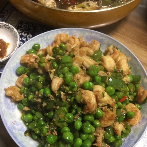 豌豆炒虾仁，味道鲜美的中式佳肴（以豆点缀虾香，鲜甜滋味令人回味无穷）