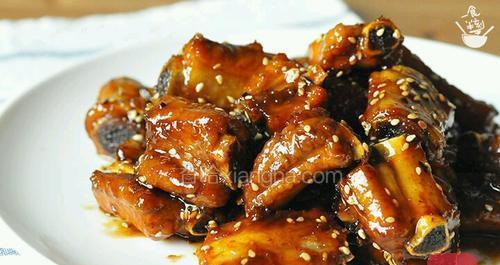 美味可口的糖醋小排（以家常烹饪的方式，教你做出口感香甜的糖醋小排）
