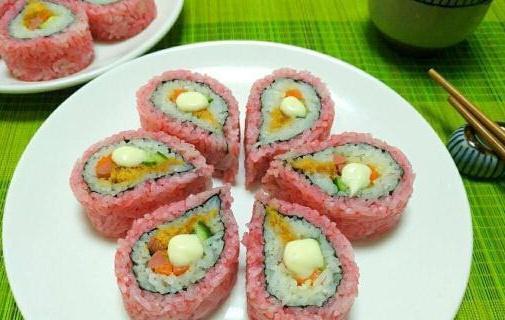 尝试新口味——寿司泡面卷（寿司与泡面的完美结合，打造不一样的味觉体验）