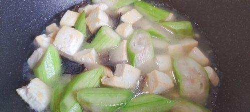 以丝瓜豆付木耳汤，清爽营养又美味（营养丰富的佳肴，提高免疫力）