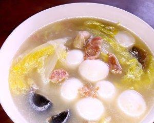 鲜美四溢的鱼丸四鲜汤（用新鲜食材烹制的家常汤）