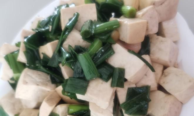 家常美食——香葱拌豆腐（简单易学的健康美食，营养丰富的素食菜肴）