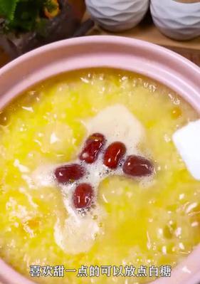 一道养生美食（豆类、谷类、花草交相辉映，味道鲜美、养生健康）