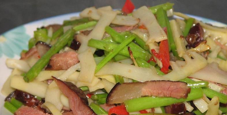 香菇笋片的美味做法（用新鲜食材轻松烹饪，让你大快朵颐）