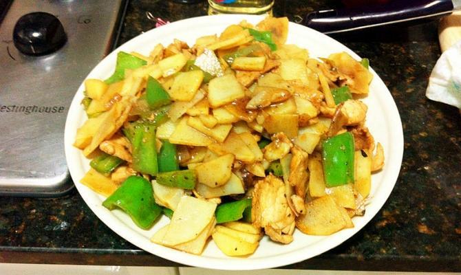 青椒土豆炒肉片，美味又营养（15个步骤，轻松学会土豆炒肉片的做法）