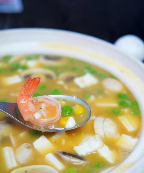 美味营养的虾仁炒豆腐制作方法（香气四溢，口感绵软，营养丰富，下饭必备菜肴）