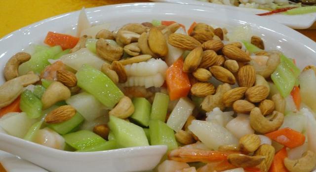 健康美食，以西芹百合炒腰果的做法大公开！（营养美味，让你爱上素食！）