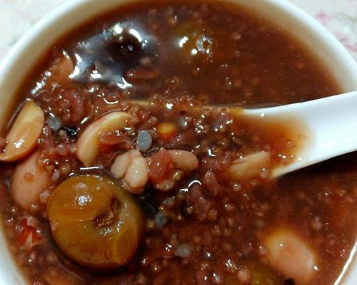 健康美味的薏豆芡实莲子粥（以天然食材为原料，制作营养丰富、味道鲜美的健康粥品。）