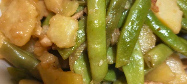 学会这道美味猪骨炖豆角土豆的做法（享受美味家常菜的制作过程）