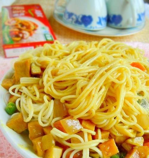 如何制作美味的以什锦咖哩炒乌龙（一款好吃又有营养的家常菜谱）